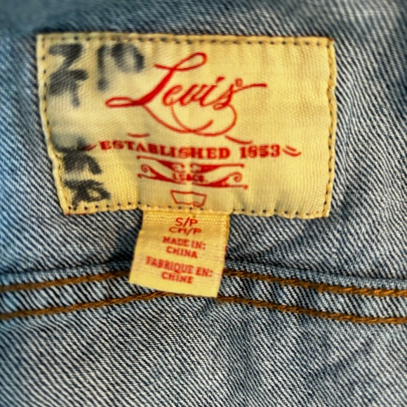 Levi’s Women’s Cropped Denim Distressed Jacket, GUC - Picture 7 of 10